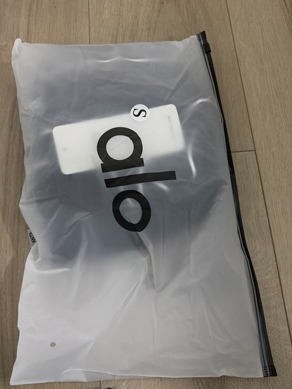 ALO Yoga Black Activewear Top in Black (Packaged)